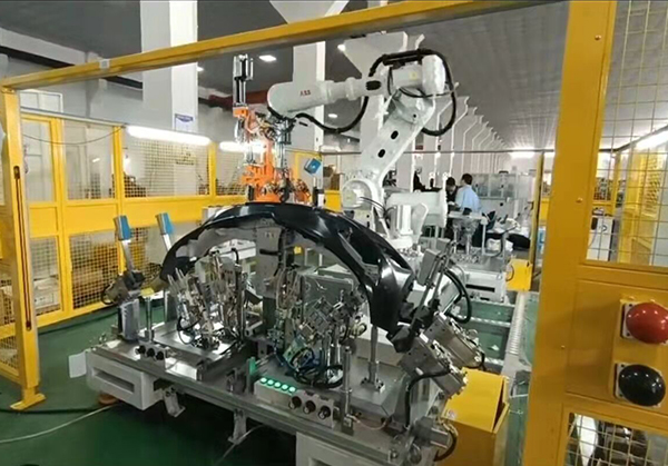機(jī)器人保險(xiǎn)杠孔沖焊接  
